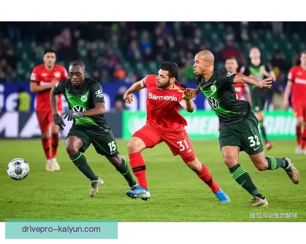 勒沃库森与罗马在欧联杯对决中表现亮眼，争夺晋级资格的战斗备受关注。