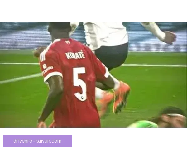 阿利松与范迪克搭档默契，防线表现稳健赢得关注